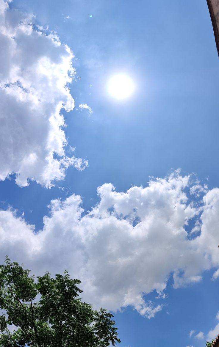 the sun shines brightly through the clouds in the blue sky