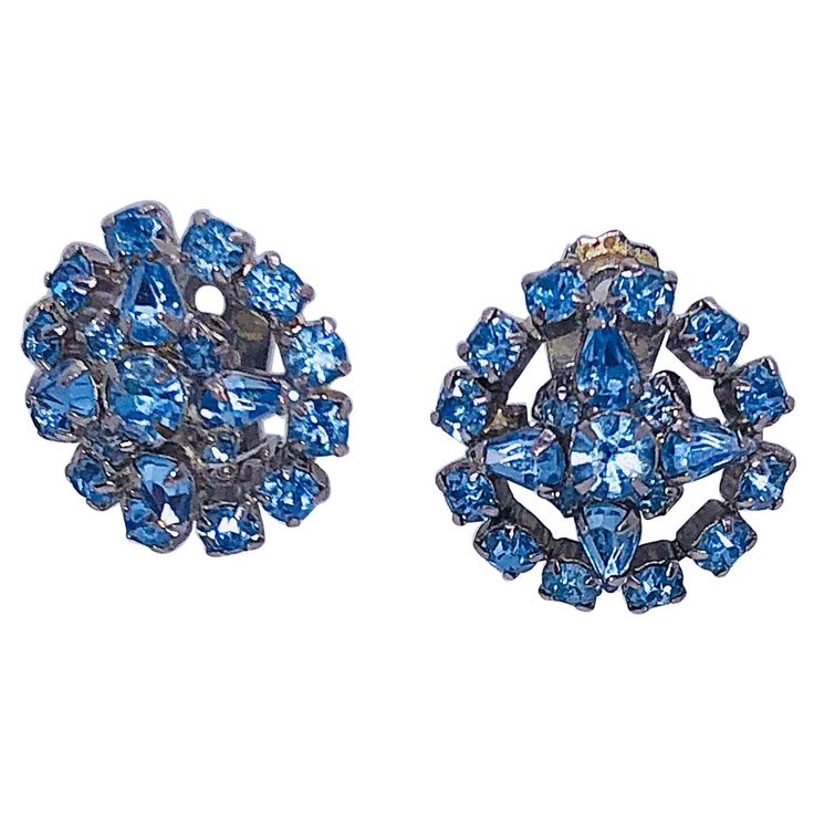 Beautiful 1950s light blue and silver rhinestone round clip-on earrings ! Flower shaped, with rhinestones surronding it. Adds just the right amount of color and flare to any outfit. Perfect for day or evening. In great condition Measures 1 inch 50s Earrings, 1950s Earrings, Gold Chandelier Earrings, Gold Clips, Earrings Flower, Silver Rhinestone, Blue Rhinestones, Blue Earrings, Flower Shape