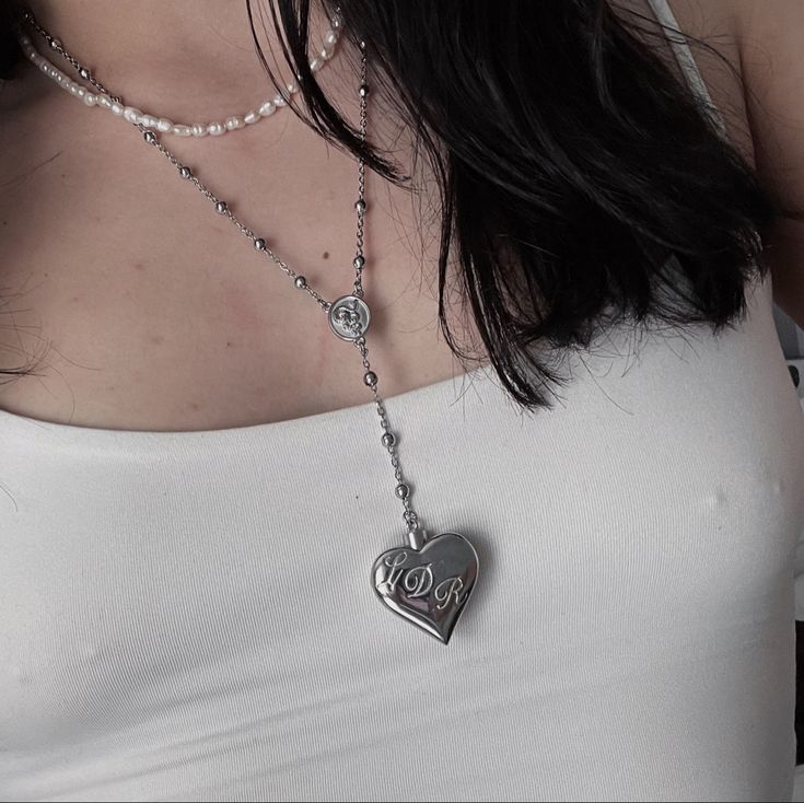 Lana Del Ray coke cruel intentions necklace, private school girl aesthetic, piercings Lana Del Rey Locket, Lana Del Rey Things To Buy, Lana Del Rey Jewelry, Ldr Necklace, Lana Del Rey Necklace, Lana Del Ray Necklace, Lana Del Rey Coke Necklace, Lana Del Ray Style, Lana Del Rey Necklace Silver