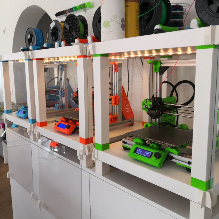 there are many 3d printers on the shelves