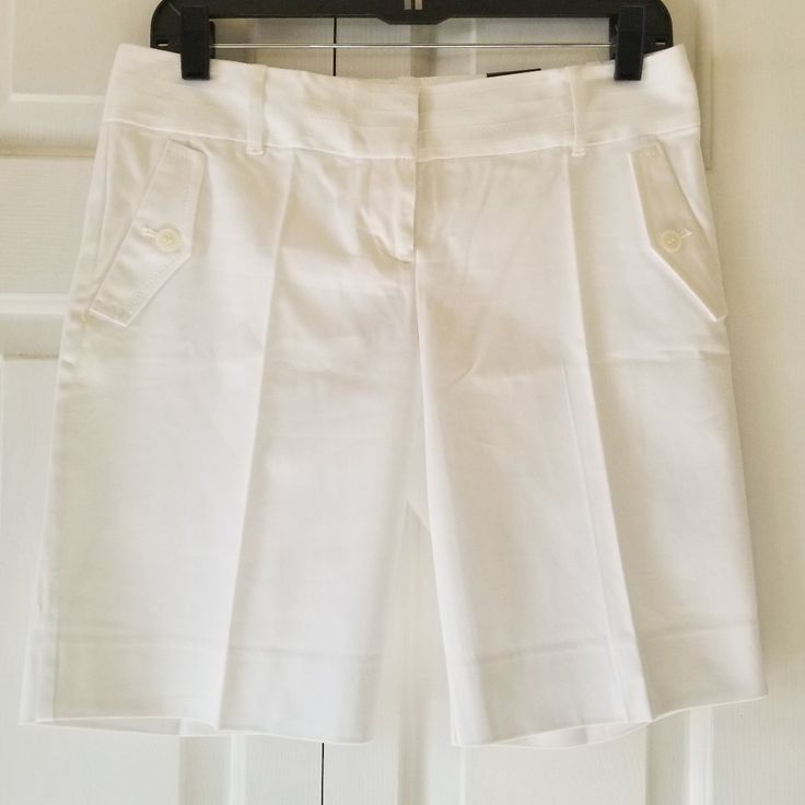 Classic, Crisp, Cool Bermuda Walking Shorts. 10" Inseam. Size 2r. Nwt. White Classic Short Bottoms, White Cotton Knee-length Bottoms, White Knee-length Bottoms With Pockets, White Knee-length Cotton Bottoms, Classic White Shorts, Classic White Short Length Bottoms, Classic White Shorts With Short Inseam, Classic White Bermuda Shorts, White Workwear Shorts With Pockets