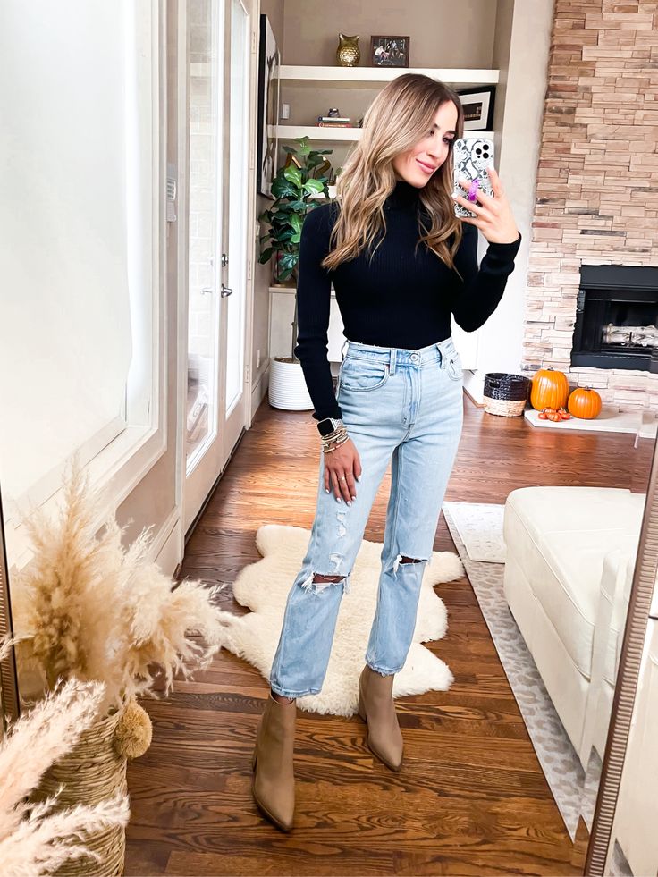 Mom Jean Office Outfit, Professional Outfits Women 30s, Fall Outfits Women Minimalist, High Wasted Jean Outfits Winter, Straight Leg Winter Outfit, High Rise Ankle Jeans Outfit, Light Cropped Jeans Outfit, Relaxed Jeans Outfit Winter, Cold Weather Outfits Business Casual