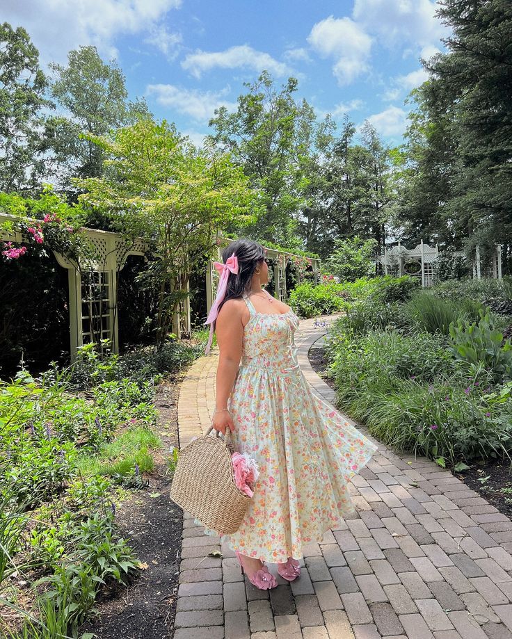 garden fairy vibes 🧚🏻‍♀️🎀��🦋💐🧺 Autumn Picnic Outfit, Picnic Dress Outfits Summer, Modest Fashion Outfits Summer, Garden Outfit Ideas, Sundress Aesthetic, Cottagecore Fashion Aesthetic, Curve Style, Dress Curvy, Barbie Outfits