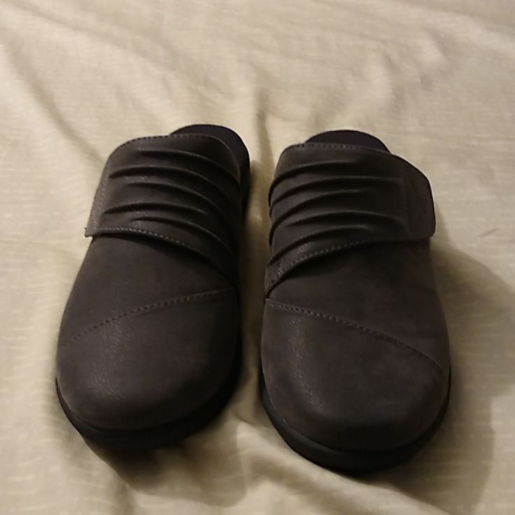 Brand New Never Worn Grey Sillian Rhodes Shoes. Womens Clarks, Shoes Brand, Clarks Shoes, Rhodes, Shoe Brands, Women's Shoes Sandals, Shoes Sandals, Size 7, Women Shoes