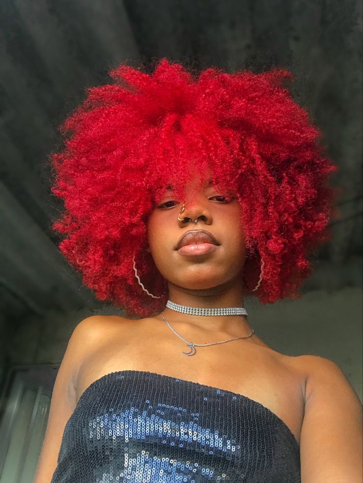 Cabelo crespo vermelho Red Afro Hair, Afro Hair Black Women, Ombre Natural Hair, Ombre Hair Black Women, Afro Hair Color, Bright Red Hair Color, Red Afro, Dramatic Hair Colors, Black Red Hair