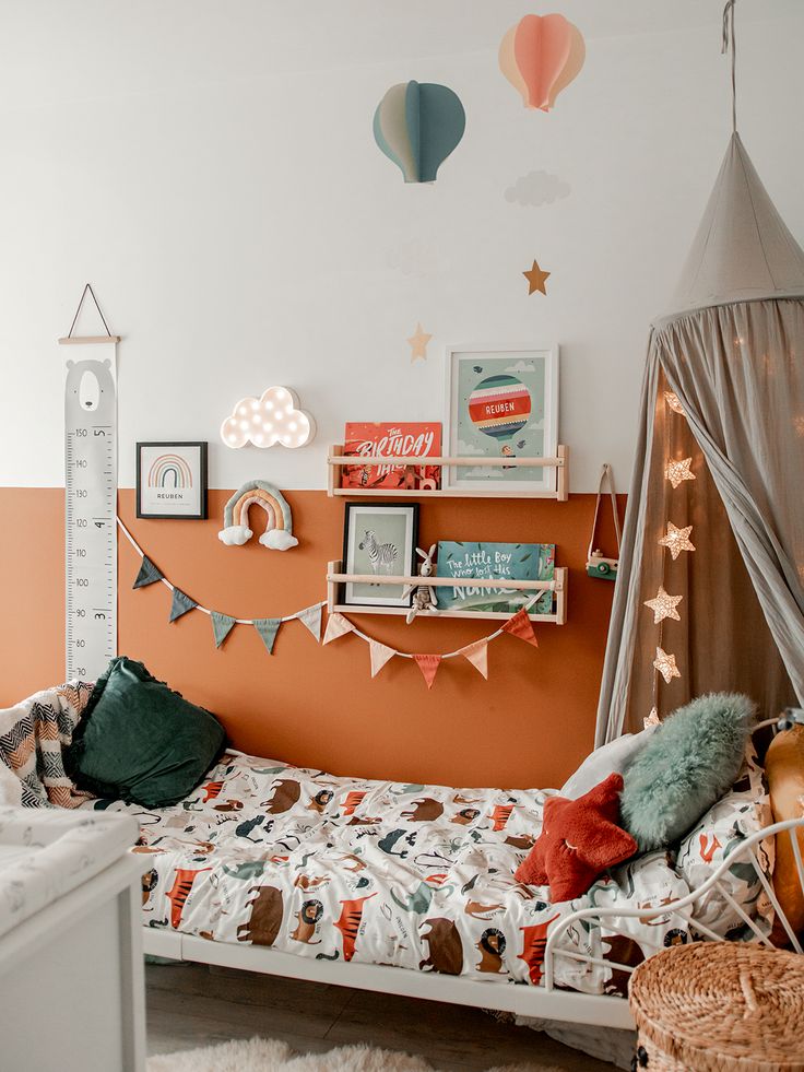 a child's bedroom decorated in orange and white