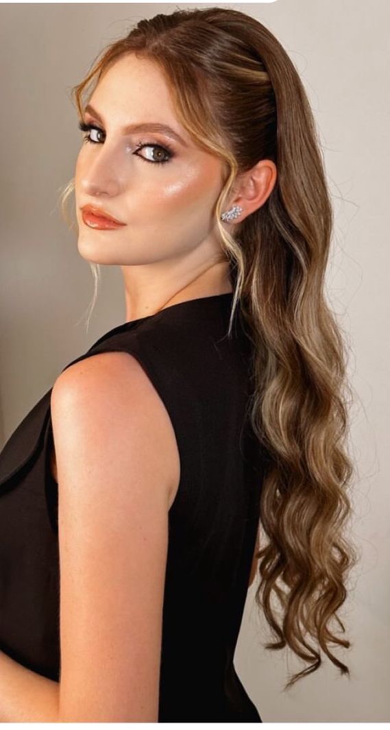 Hair Graduation Ideas, Hair Styles For Graduations, Hairstyles For Off The Shoulder Dress, Wedding Guest Hair Ideas, Hair Styles Graduation, Simple Bridal Hairstyles, Hairstyles For Strapless Dresses, Graduation Hair Styles, Graduation Hair Ideas