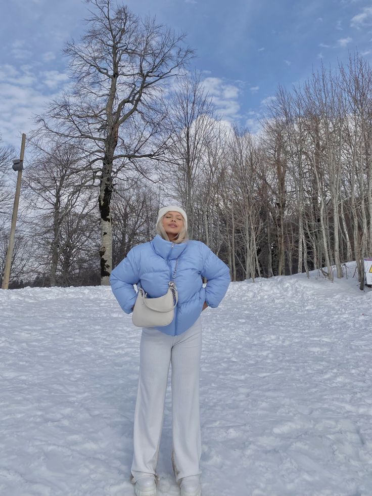 Light Blue Puffer Jacket Outfit, White Puffer Outfit, Light Blue Jacket Outfit, Light Blue Coat Outfit, Puffer Jacket Outfit Women, Blue Winter Outfit, Light Blue Puffer Jacket, Puffy Jacket Outfit, Japan Outfit Winter