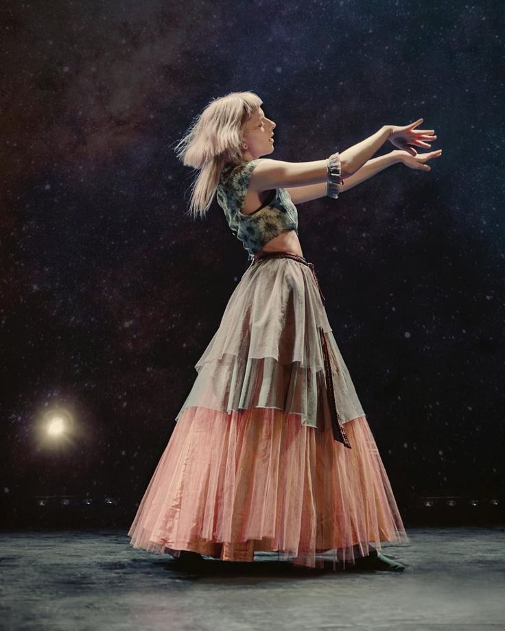 Aurora Aksnes Aesthetic, Aurora Dancing, Aurora Outfit, Aurora Fashion, Wonderland Magazine, Aurora Aksnes, Have Courage And Be Kind, Lockscreen Wallpaper, Figure Poses