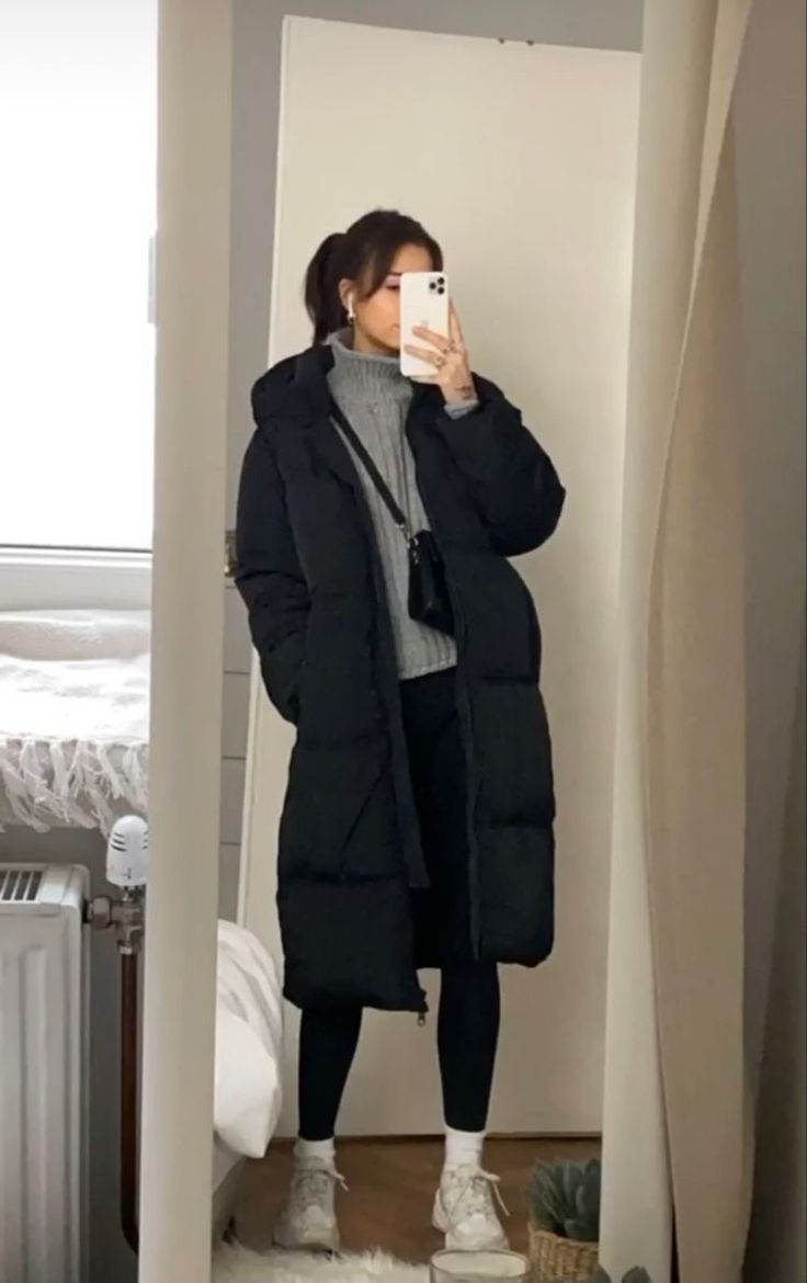 Long Parka Outfit, Puff Jacket Outfit, Puffer Fashion, Puffer Coat Outfit, Black Jacket Outfit, Parka Outfit, Puffer Outfit, Winter Jacket Outfits, Long Winter Jacket