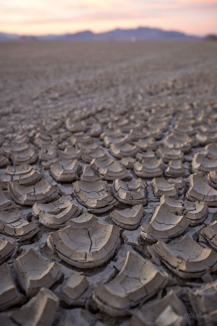 an image of a desert landscape that looks like it has been made out of mud