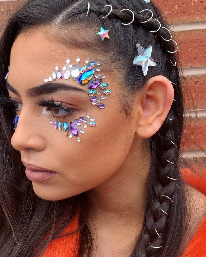 Kidchella Outfits, Festival Hen Do, Glitter Themed Party Outfit, Festival Glitter Looks, Face Glitter Ideas Festival, Coachella Theme Party Outfits, Festival Face Glitter, Festival Themed Party Outfit, Face Gems Festival