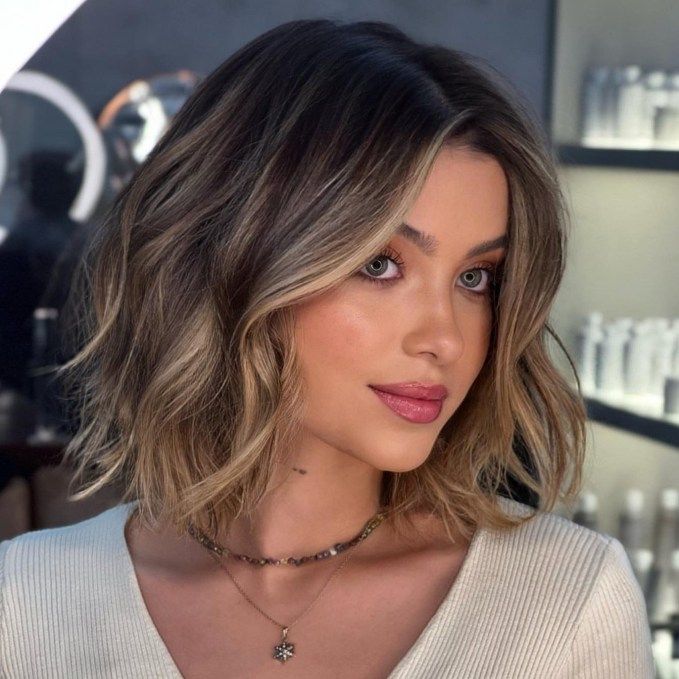 Tousled Wavy Bob for Round Faces Unnatural Hair Color, Long Bobs, Messy Bob Hairstyles, Wavy Bob Hairstyles, Wavy Haircuts, Haircuts For Wavy Hair, Round Face Haircuts, Short Hair Balayage, Short Hair Styles For Round Faces