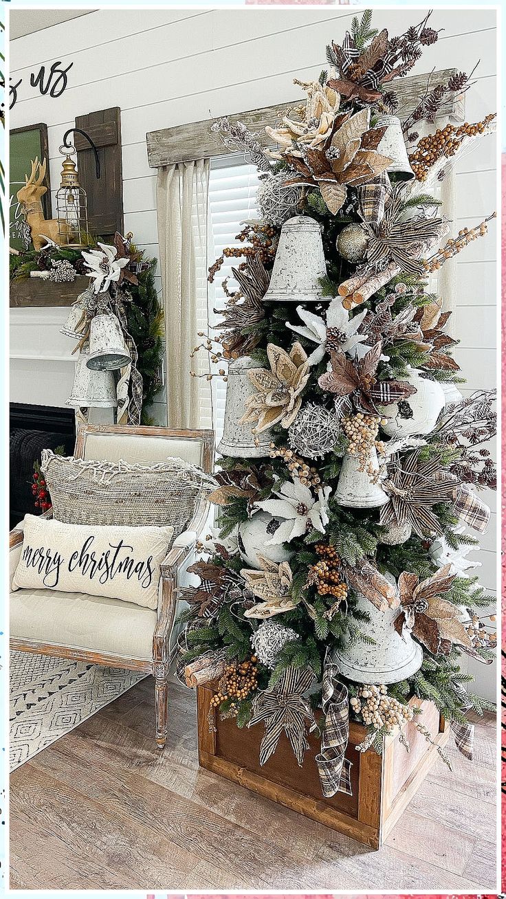 Christmas Tree Inspiration - Yes, I Want It! Isn't that what you are searching for? Visit now for more tips. Rustic White Christmas Tree, Christmas Tree Decor 2024 Trends, Christmas Trend 2023, Christmas Tree Themes Colors, Classic Christmas Tree Decor, Upcycle Christmas, Woodland Christmas Tree, Reindeer Christmas Tree, Christmas Tree Decorating Themes