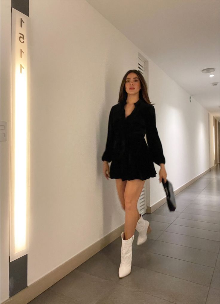 23 Birthday Outfit Ideas For Women, Outfit Bota Vaquera, Short Black Dress With Boots, Outfit Botines Blancos, Black Dress White Boots, Outfit Para Fiesta Casual, Outfits Botas Blancas, Outfit Palenque, Botas Blancas Outfits