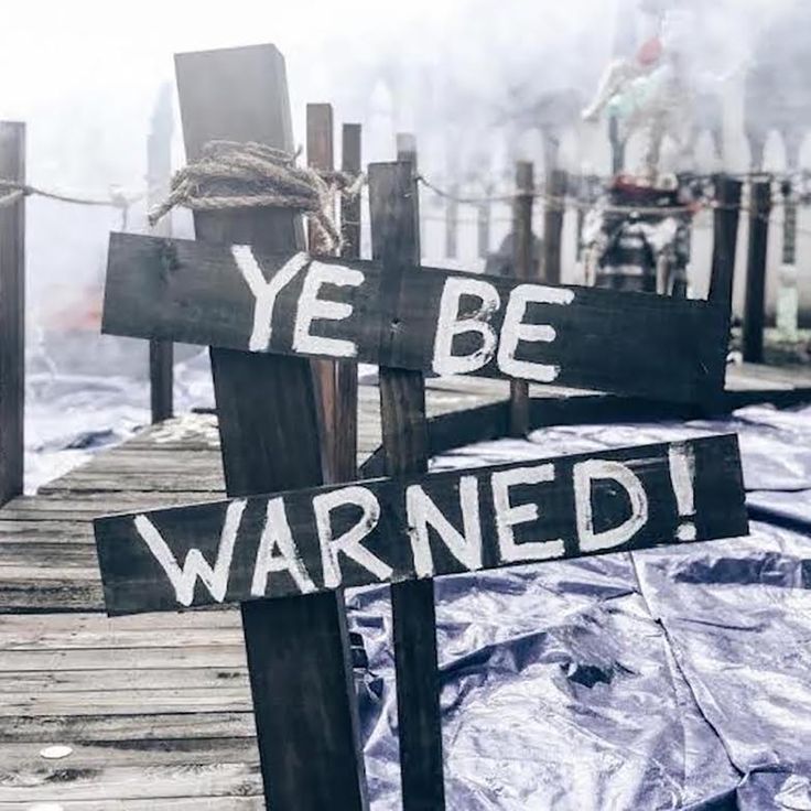 two wooden signs that say yes and no, with the words'ye be warmed'written on them