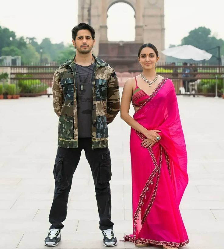 Siddharth And Kiara, Siddharth Malhotra, Designer Sarees Wedding, Sidharth Malhotra, New Saree Designs, Classy Suits, Afghan Fashion, Bollywood Couples, Stylish Men Casual