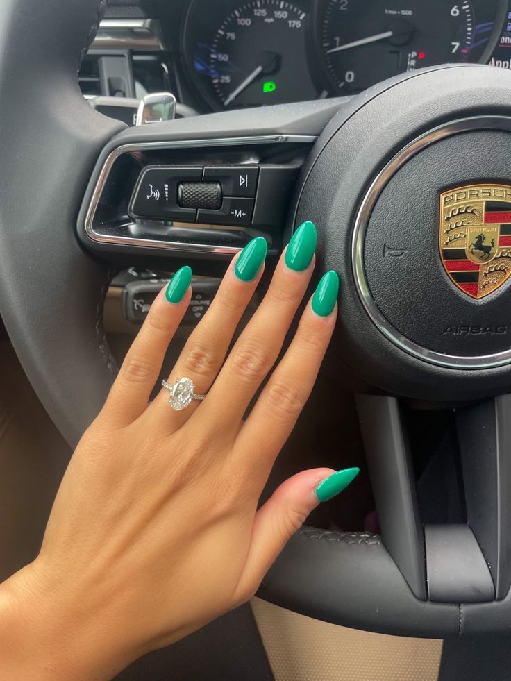 Summer Nails Emerald Green, Kelly Green Almond Nails, Summer Green Nails 2023, March Nails Ideas Green, Dark Green Nails Summer, Emerald Nails Acrylic Almond, Fun Summer Nails Green, Bright Green Christmas Nails, Bright Emerald Green Nails