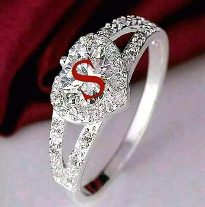 a diamond ring with the letter s on it