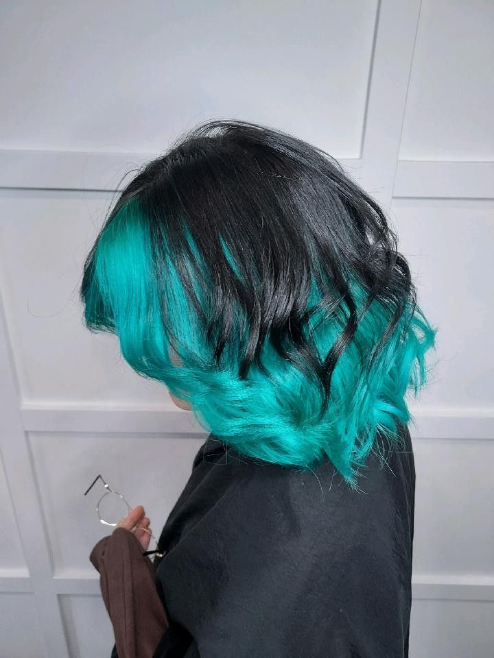 Teal Split Dye Hair, Black And Cyan Hair, Teal Wolfcut, Hair Colors With Black, Blue Hair Dye Ideas Short Hair, Hair Dye Ideas Shoulder Length, Teal Hair Color Turquoise, Teal Dyed Hair, Turquoise And Black Hair