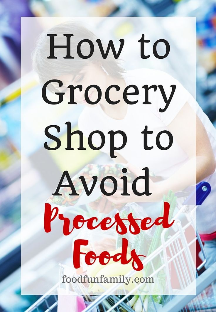 a woman shopping in a grocery store with the words how to grocery shop to avoid processed foods