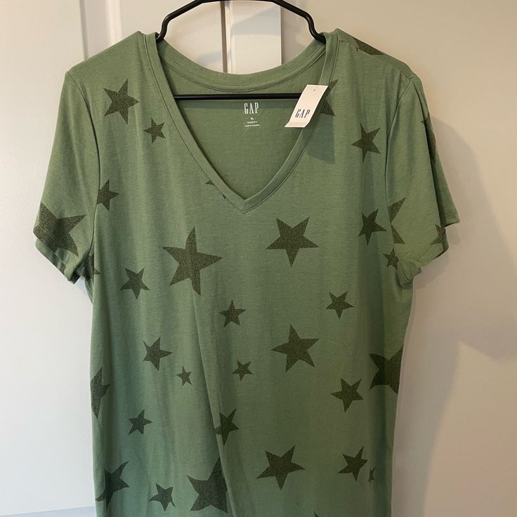 Nwt Never Worn Xl Gap Soft Cotton V Neck T-Shirt With Stars Casual V-neck Star Print Top, Star Print Relaxed Fit Top For Loungewear, Relaxed Fit Star Print Top For Loungewear, Casual Star Print Tops For Loungewear, Summer Star Print Top For Loungewear, Casual Star Print V-neck Top, Star Tshirts, Maternity Graphic Tees, Womens Henley