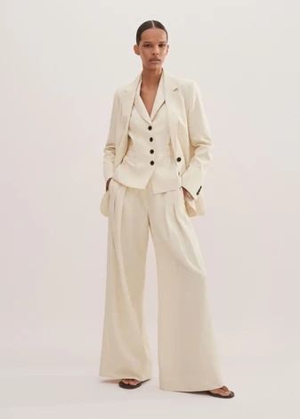 Linen-Blend Deconstructed Blazer Chalk Chic Summer Suits For Workwear, Chic Summer Business Casual Suits, Elegant Summer Suits For Office Wear, Fitted Summer Office Suits, Fitted Summer Suits For Office Wear, Elegant Summer Office Suits, Chic Summer Office Suits, Classic Summer Office Suits, Elegant Summer Suits For Business Casual