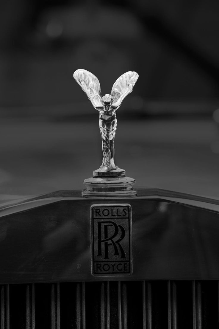 the hood ornament on top of an old rolls royce car is shown in black and white