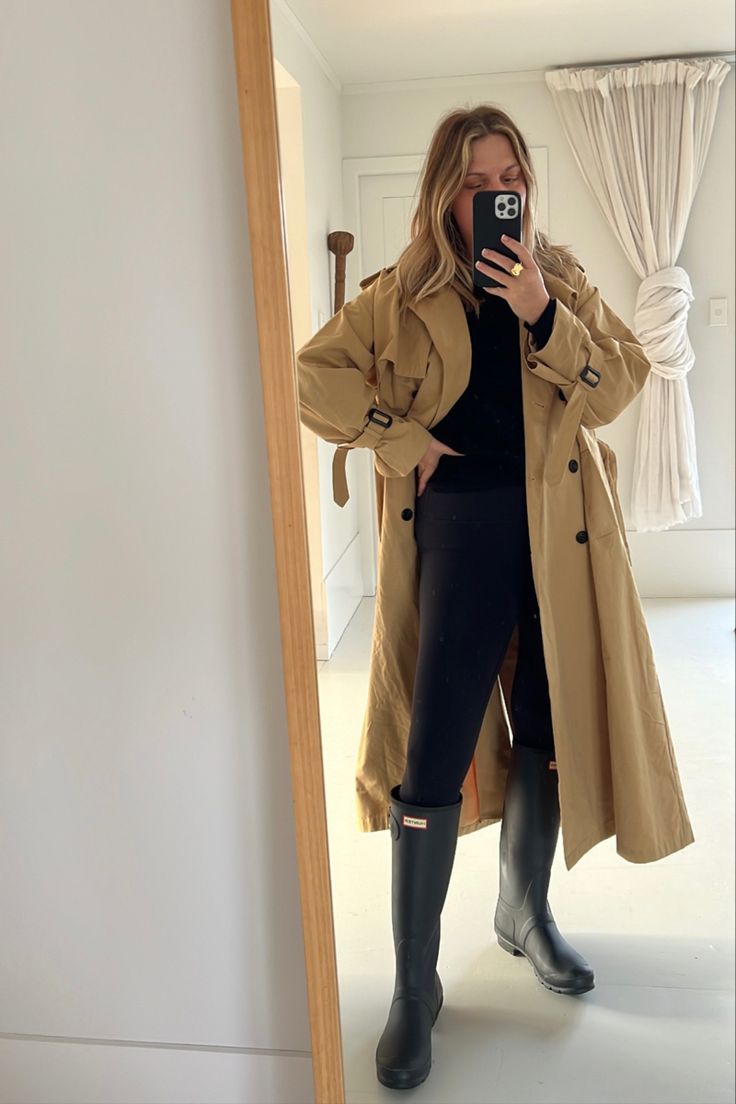 Oversized trench paired with leggings and hunter gumboots Trench Coat And Rain Boots Outfit, Gumboots Outfit, Hunter Gumboots Outfit, Trench Coat Combat Boots, Hunter Refined Boots Outfit, Colder Outfits, Oak And Fort Oversized Trench, Burberry Oversized Trench, Cold Outfit