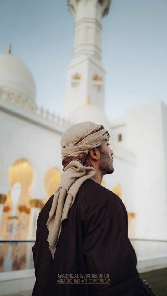 Arabian Men Aesthetic, Thobes Men Aesthetic, Arab Outfit Men, Arab Fashion Men, Arabic Men Outfit, Arabic Scarf Style Men, Nikah Outfit Men, Arabic Outfit Men, Arabian Outfit Men