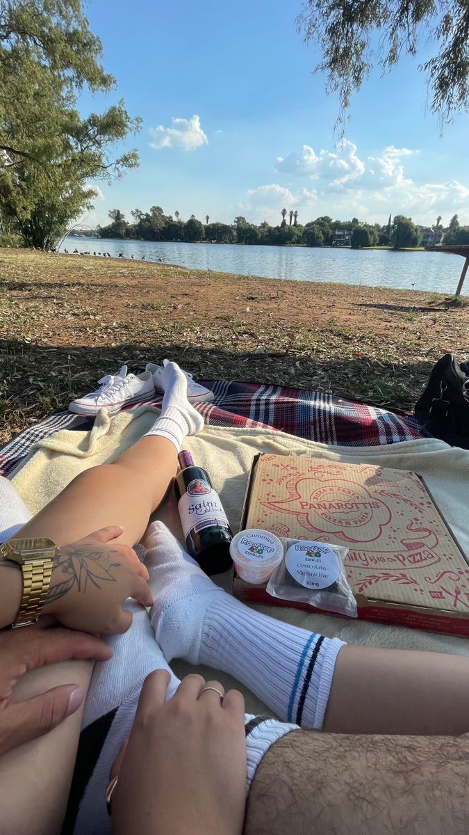 Leke, lake house, pizza, weed, couples, tattoo,causuak Wine Picnic, Date Idea, Picnic Date, Wine Travel, Travel Couple, Summer Of Love, Quality Time, Date Night, Pizza