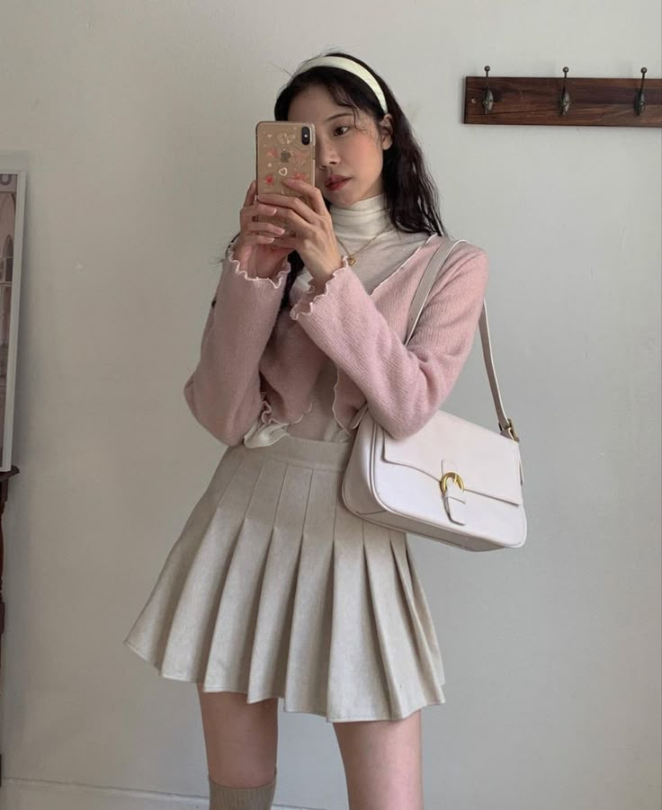 Korean Fashion Preppy, Pastel Girly Outfits, Pink And White Aesthetic Outfit, Romantic Academia Aesthetic Outfit Pink, Girly Business Casual Outfits, Elagent Aesthetic Outfits, Pink Date Outfit, Pink Outfits Korean, Spring Outfits Korean Style