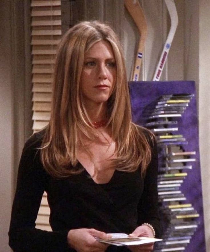 jennifer aniston // rachel green in friends Rachel Green Hair, Rachel Haircut, Rachel Hair, Jennifer Aniston Hair, Hairstyles For Layered Hair, Blonde Hair Inspiration, 90s Hairstyles, Haircuts Straight Hair, Brown Blonde Hair