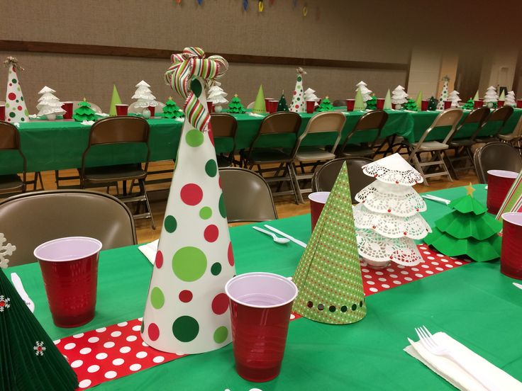 the tables are decorated with paper cups and christmas trees