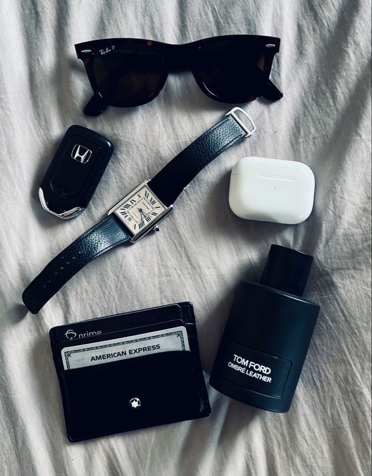 Everyday Bag Essentials, Mens Luxury Lifestyle, Gentleman Aesthetic, Inside My Bag, Every Day Carry, Cartier Tank, Care Hair, Old Money Aesthetic, Streetwear Men Outfits