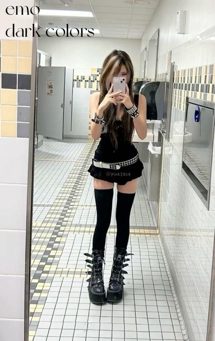 Pretty Goth Aesthetic, Goth Outfits Y2k, Mall Emo Outfits, Pretty Outfits Y2k, Emo Looks Outfits, Goth Cute Outfits, Y2k Mall Goth Outfits, Alternative Goth Outfits, Emo Cute Outfits