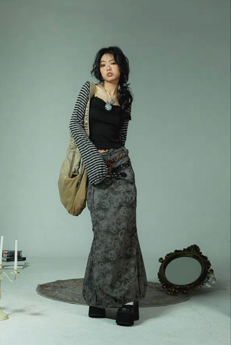 Long Straight Skirt, 2000s Japanese Fashion, Looks Pinterest, Mode Crochet, Neue Outfits, Grunge Look, Looks Street Style, Tokyo Fashion, Swaggy Outfits