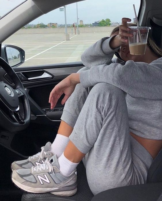 Trending: New Balance Sneakers Vinter Mode Outfits, New Balance Outfit, Chique Outfits, Lounge Outfit, Foto Poses, New Balance Sneakers, Instagram Pose, Instagram Photo Inspiration, New Balance Shoes