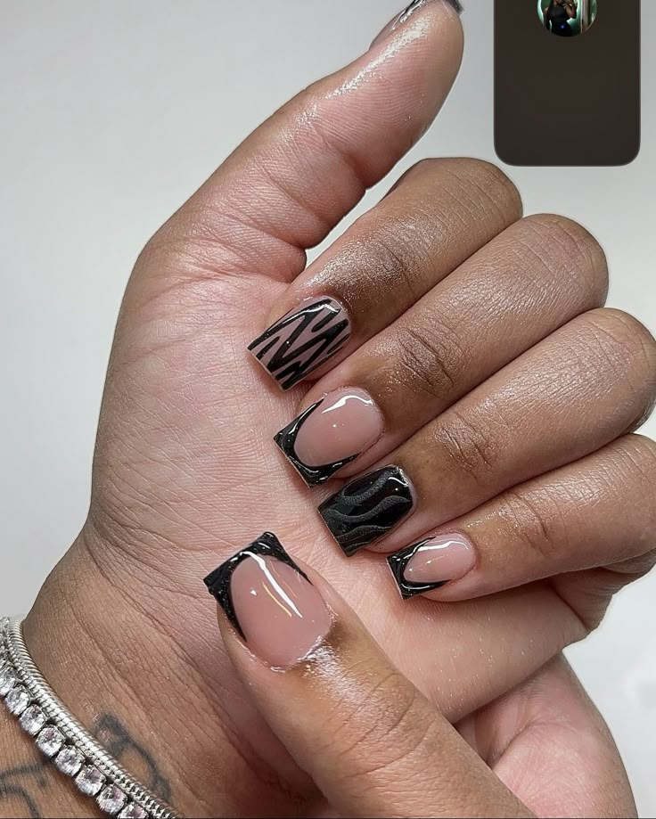 Short Cute Baddie Nails, Short Nail Acrylic Square, Short Black Silver Nails, Short Square Nails French Tip Design, Gel Structure Nails Design, Black Tips With Design, Black Short Set Nails, Burgundy Short Square Nails, Grey Nails Black Women