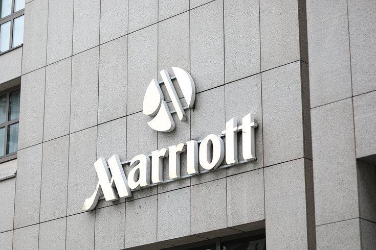 the marriott logo is displayed on the side of a large gray brick building