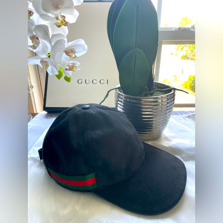 Authentic New With Our Tags Gucci Adjustable Brimmed Hat, Trendy Gucci Hat With Short Brim, Gucci Luxury Brimmed Hat, Luxury Gucci Brimmed Hat, Gucci Elegant Short Brim Hat, Elegant Gucci Short Brim Hat, Designer Black Brimmed Hat, Elegant Gucci Adjustable Hat, White Beret