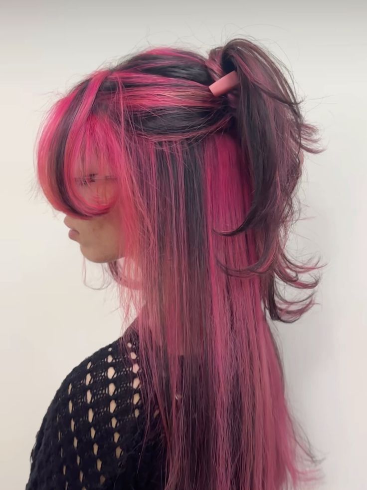 Calico Hair, Skunk Hair, Hair Inspiration Long, Hair Color Streaks, Hair Streaks, Dyed Hair Inspiration, Pink Highlights, Pretty Hair Color, Peinados Fáciles Para Cabello Corto