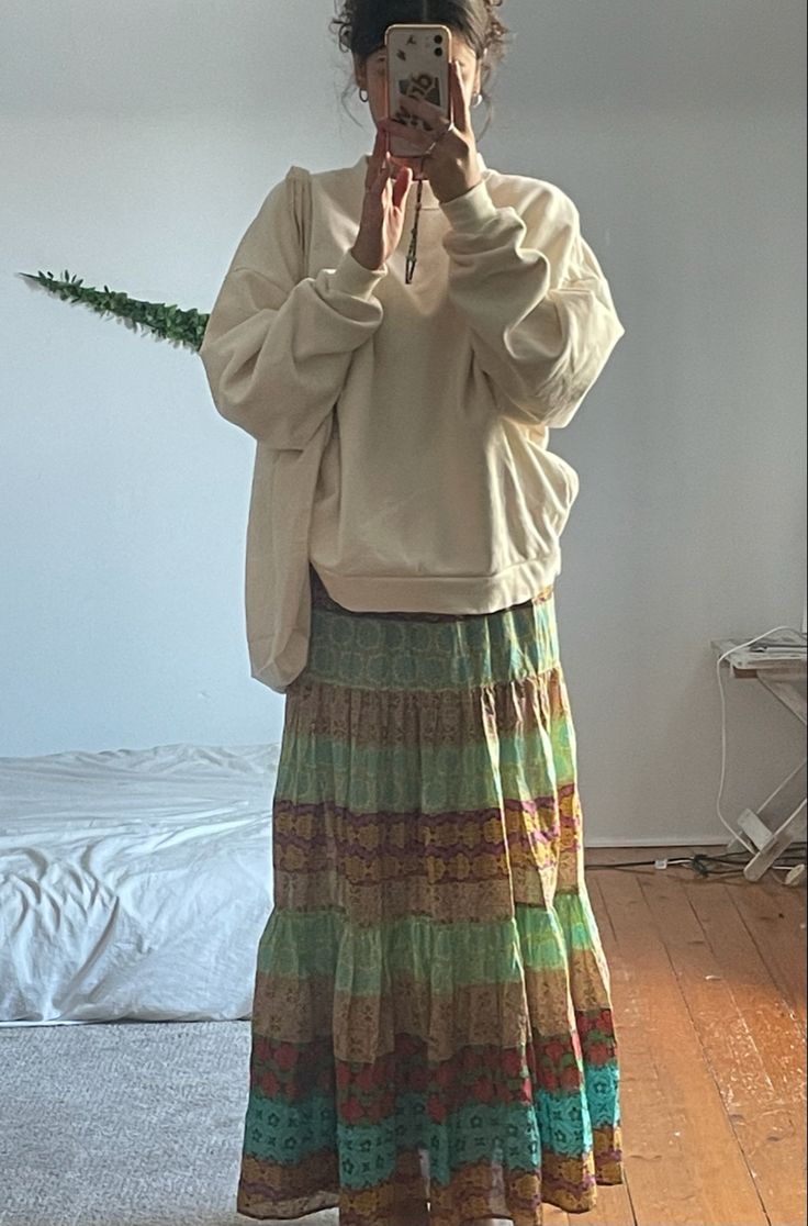 Sweatshirt With Maxi Skirt, Maxi Skirt Sweatshirt Outfit, Sweatshirt And Maxi Skirt Outfit, Long Skirt Hoodie Outfit, Skirts With Sweatshirts Outfit, Skirt And Sweatshirt Outfit, Sweatshirt With Skirt, Weirdcore Outfits, Maxi Skirt Outfit Summer