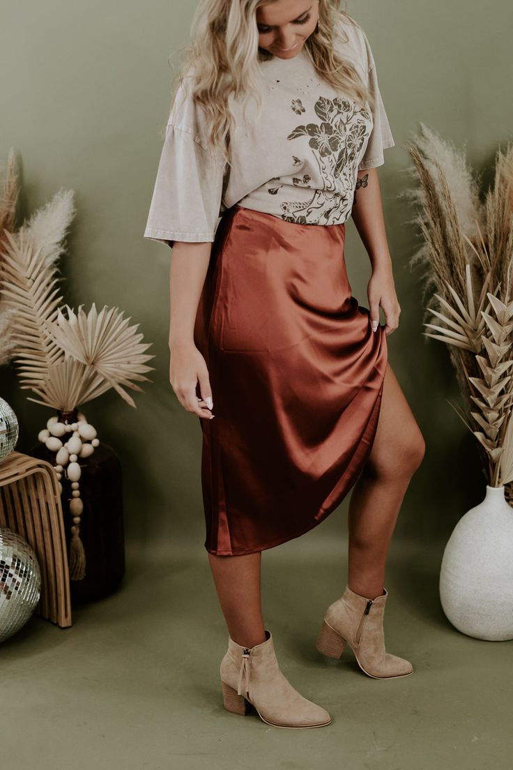 Solid Satin Lined Skirt Bottoms, Relaxed Satin Skirt For Fall, Solid Satin Lined Skirt, Solid Color Satin Lined Skirt, High-waist Satin Lined Skirt, Solid Midi Skirt For Brunch, Satin Midi Skirt For Date Night, Solid Color Midi Skirt For Brunch, Satin Midi Bottoms For Party