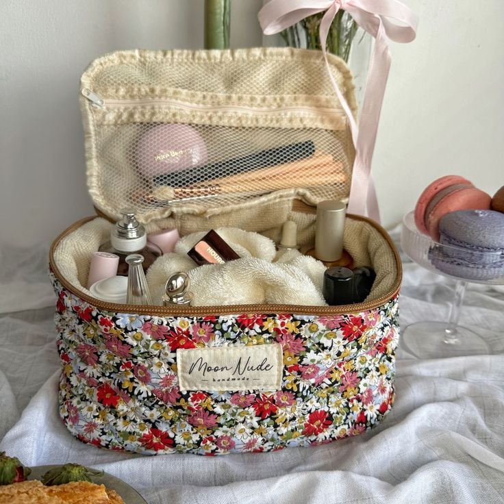 Moon Nude Beauty Bag Aesthetic, Quilt Makeup Bag, Vintage Makeup Bag, Sewn Makeup Bag, Makeup Bag Aesthetic, Nail Bag, Sewing Makeup Bag, Sew Gifts, Makeup Suitcase