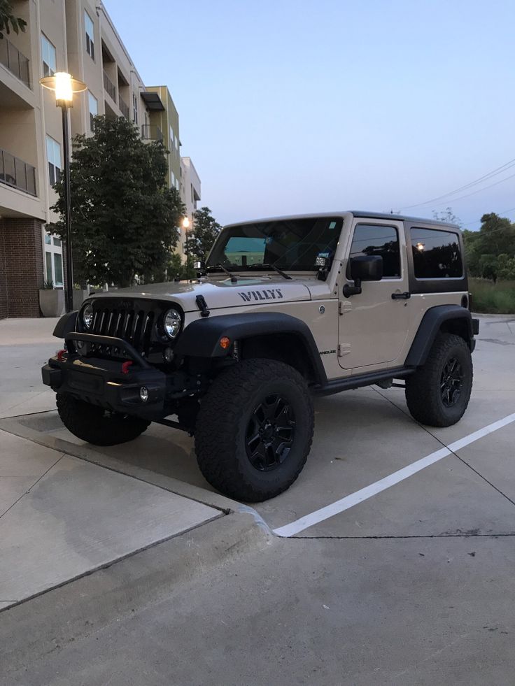 a jeep is parked in a parking lot