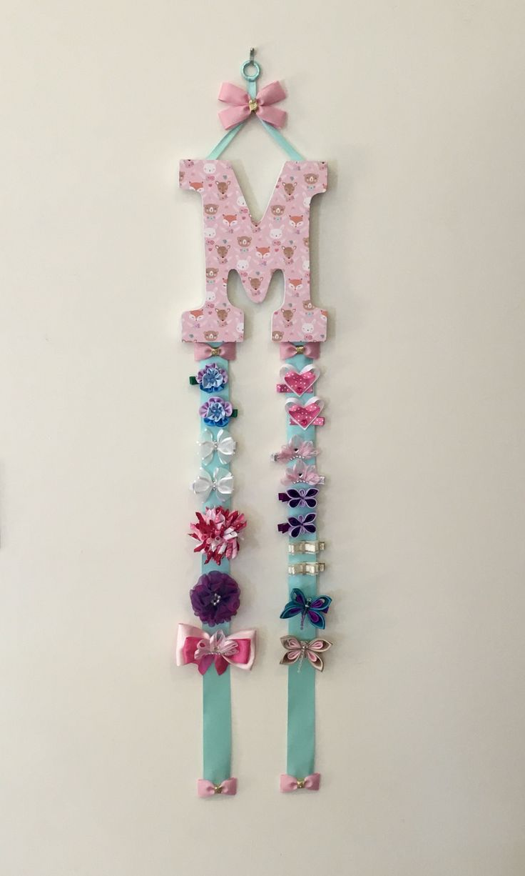 This hanging hair bow organizer can hold so many of your little girl's hair bows. Also makes a great gift! You choose the initial letter needed. It's a great way to organize all their cute bows and a sweet decoration for their bedroom or bathroom. Bow Holder Diy, Diy Hair Bow Holder, Hair Bow Organizer, Crochet Organizer, Wall Letter, Tassel Crafts, Hair Accessories Storage, Bow Holders, Bow Organizer