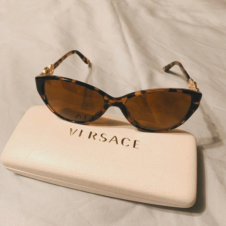 Versace Aesthetic, Kayla Lauren, Pretty Sunglasses, Sunglasses For Your Face Shape, Trendy Glasses, Cute Sunglasses, Dr Wardrobe, Fashion Eye Glasses, Stylish Glasses