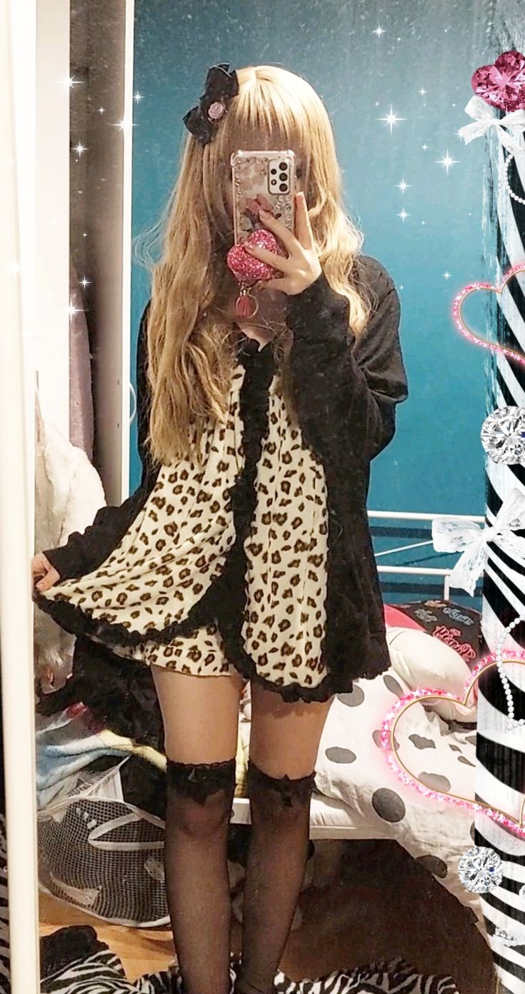 Fall Gyaru Outfits, Gyaru Leopard Print, Hime Gyaru Outfit Ideas, Tsuyome Gyaru Fashion, Gyaru Cheetah Print, Simple Gyaru Outfit, Agejo Gyaru Outfit, Gyaru Phone Case, Ora Ora Gyaru