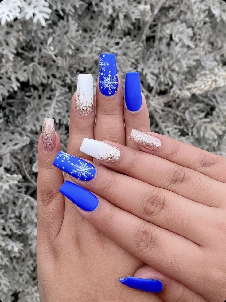 Christmas Nails Blue Glitter, Royal Blue Christmas Nails Acrylic, Blue Christmas Nails Designs, Blue Festive Nails, Dark Blue Nails Christmas, Blue Short Christmas Nails, New Years Themed Nails, Royal Blue Winter Nails, Hanukkah Nails Designs